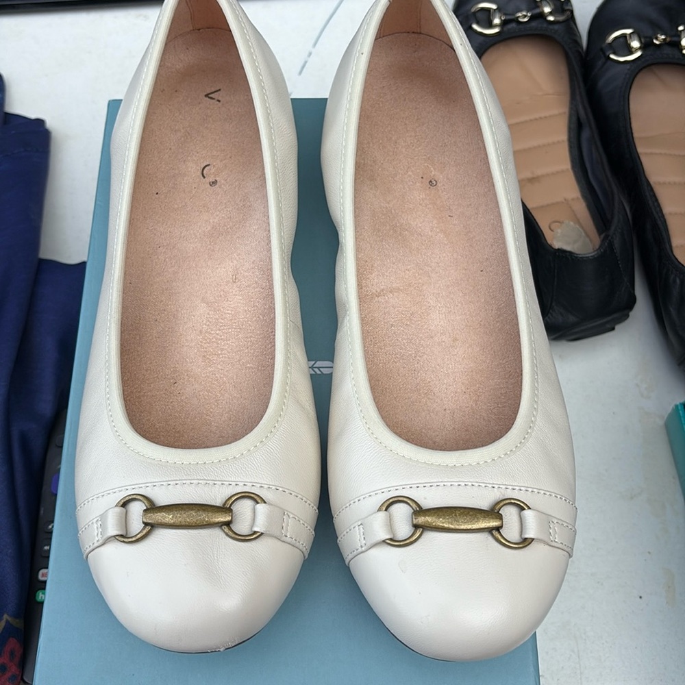 Vionic cream flats